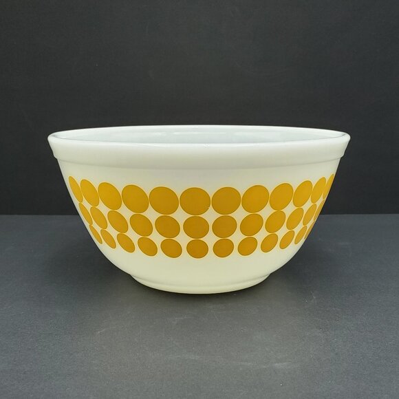 Pyrex Yellow Dots 1.5 Quart Mixing Bowl Pyrex Dots Yellow 402 Serving Bowl - Picture 1 of 10